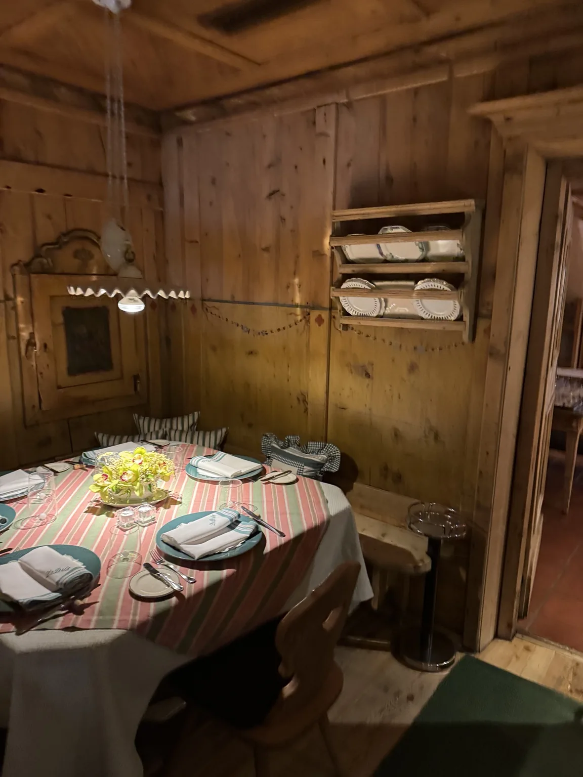 The welcome of a traditional dining room.
